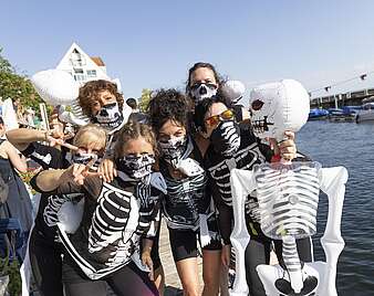 Gruppenbild Drachenboot-Cup: Frauen in Skelettkostümen