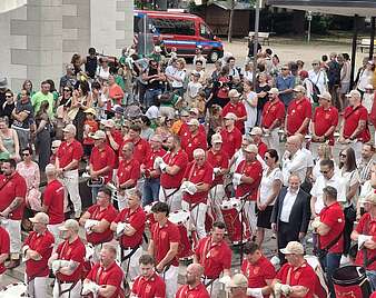 Fanfarenzug in roter Tracht
