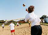 Jugendliche spielen Bechvolleyball