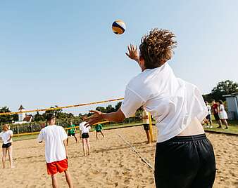 Jugendliche spielen Bechvolleyball