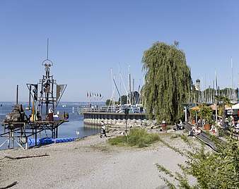 ökumenischer Freiluftgottesdienst mit Altar auf Klangschiff