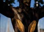 Seehas und zwei Kinder: Figurengruppe aus Bronze von Waldemar Schröder 
