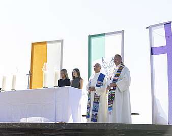 ökumenischer Freiluftgottesdienst mit Altar auf Klangschiff