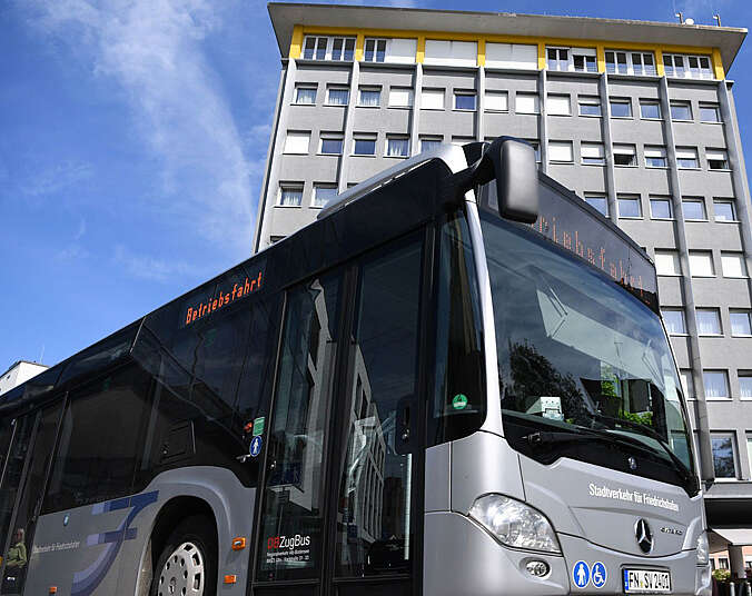 Bus vor Gebäude in Friedrichshafen
