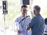 Männer unterhalten sich, einer davon mit Seehasen-Medaille