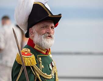Mann mit festlicher Tracht