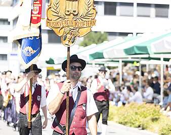 Festzug: Musikverein läuft bei Festzug an Tribüne vorbei