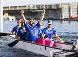 Drachenboot-Cup: Mannschaft jubelt