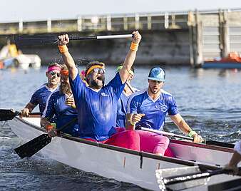 Drachenboot-Cup: Mannschaft jubelt