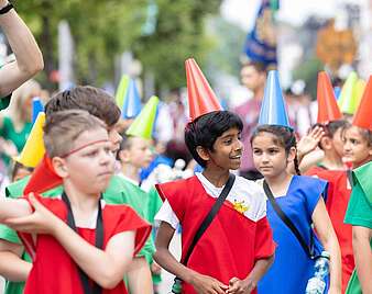 Menschen bei Seehasen-Festzug