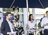 Ansprache von mehreren Menschen und Mann in Hasenkostüm