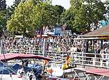 Menschenmenge an Ufer des Bodensees