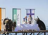 ökumenischer Freiluftgottesdienst mit Altar auf Klangschiff