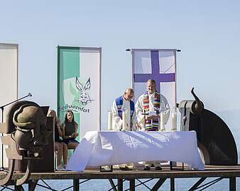 ökumenischer Freiluftgottesdienst mit Altar auf Klangschiff