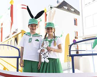 Festzug: zwei Kinder in Kostümen mit Hasenohren