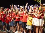 Kinder spielen Theater auf Bühne