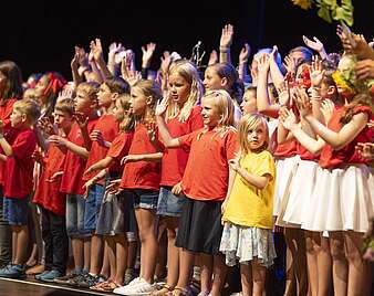 Kinder spielen Theater auf Bühne