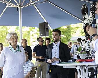 Ehrung einer Frau von Mann in Hasenkostüm