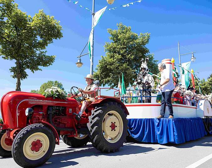 Traktor mit Festwagen. (Foto: Stefan Trautmann)
