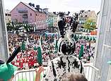 Kinder und Erwachsene feiern beim Seehasenfest die Einholung des Seehas und den Hasenklee