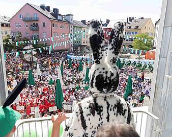 Kinder und Erwachsene feiern beim Seehasenfest die Einholung des Seehas und den Hasenklee