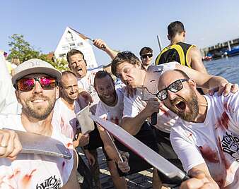 Gruppenbild Drachenboot-Cup: Mannschaft posiert