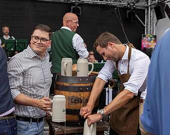 Zwei Männer beim Fassanstich