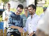 Bürgermeister Müller gratuliert Mann