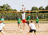 Jugendliche spielen Bechvolleyball