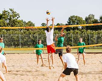 Jugendliche spielen Bechvolleyball