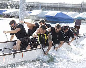 Drachenboot-Cup: Mannschaft paddelt