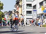 Festzug: Kinder machen Kunststücke auf Fahrrädern