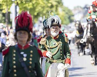 Festzug: Bürgergarde in Uniform