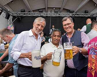 Drei Peronen mit Bierkrug
