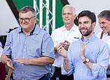 Oberbürgermeister Andreas Brand, Erster Bürgermeister Fabian Müller, Bürgermeister Dieter Stauber und weiterer Mann klatschen bei Fassanstich