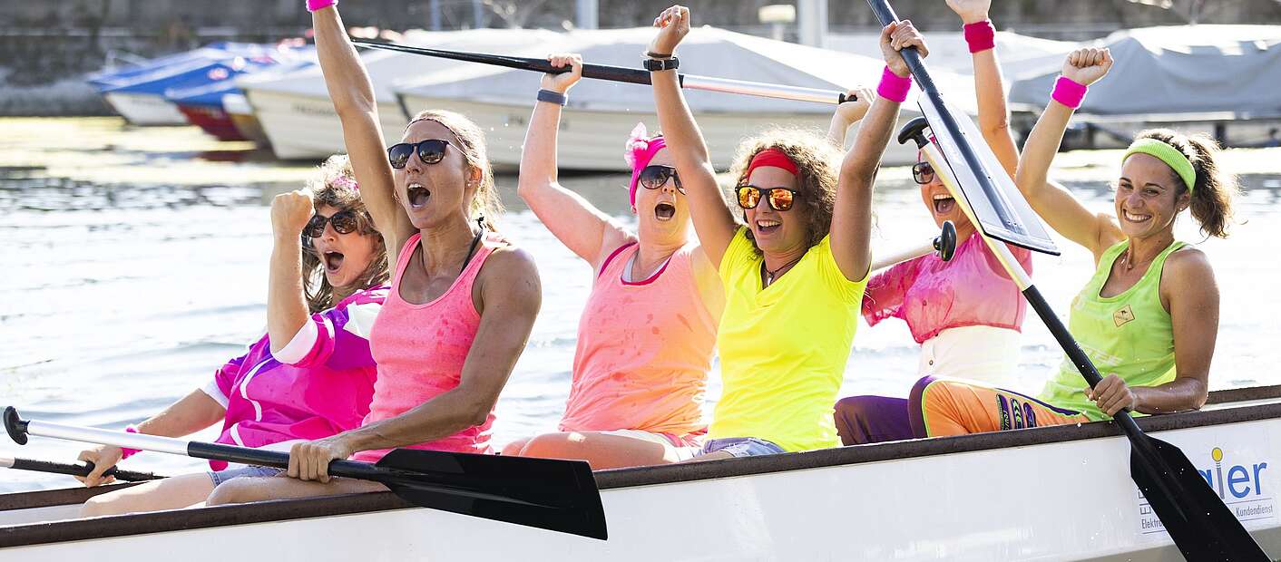Drachenboot-Cup: Mannschaft jubelt
