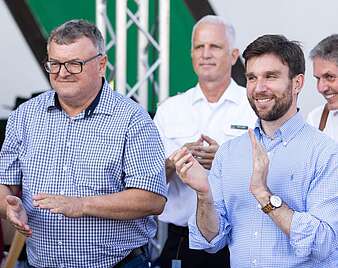 Oberbürgermeister Andreas Brand, Erster Bürgermeister Fabian Müller, Bürgermeister Dieter Stauber und weiterer Mann klatschen bei Fassanstich