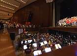 Kinder spielen Theater auf Bühne, Orchester im Vordergrund