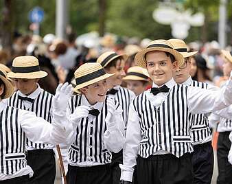 Menschen bei Seehasen-Festzug