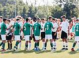 Jungen-Fußballmannschaft schütteln in Reihe Hände