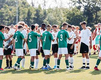 Jungen-Fußballmannschaft schütteln in Reihe Hände