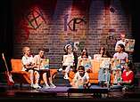 Kinder spielen Theater auf Bühne