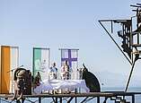 ökumenischer Freiluftgottesdienst mit Altar auf Klangschiff