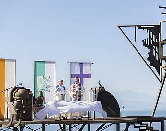 ökumenischer Freiluftgottesdienst mit Altar auf Klangschiff