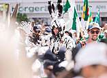 Kinder und Erwachsene feiern beim Seehasenfest die Einholung des Seehas und den Hasenklee