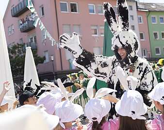 Seehase begrüßt Kinder