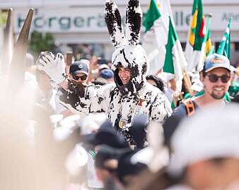 Kinder und Erwachsene feiern beim Seehasenfest die Einholung des Seehas und den Hasenklee