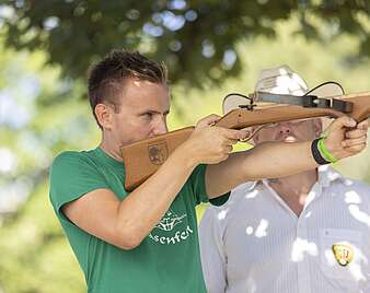 Schüler beim Armbrustschießen