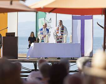 ökumenischer Freiluftgottesdienst mit Altar auf Klangschiff