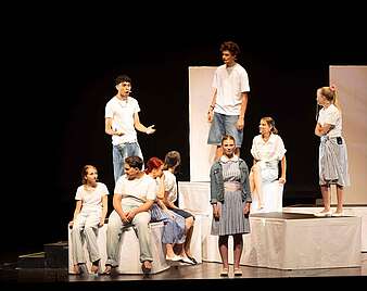 Theaterstück auf einer Theaterbühne